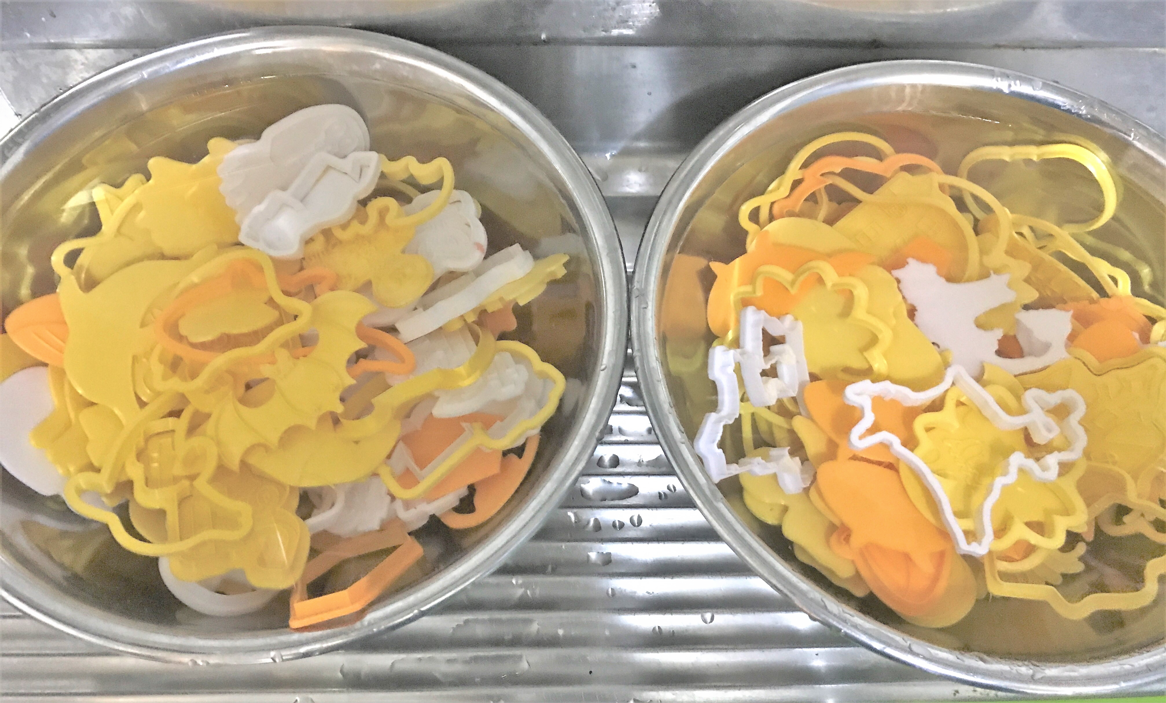 大きいボウルでクッキー型の洗浄作業