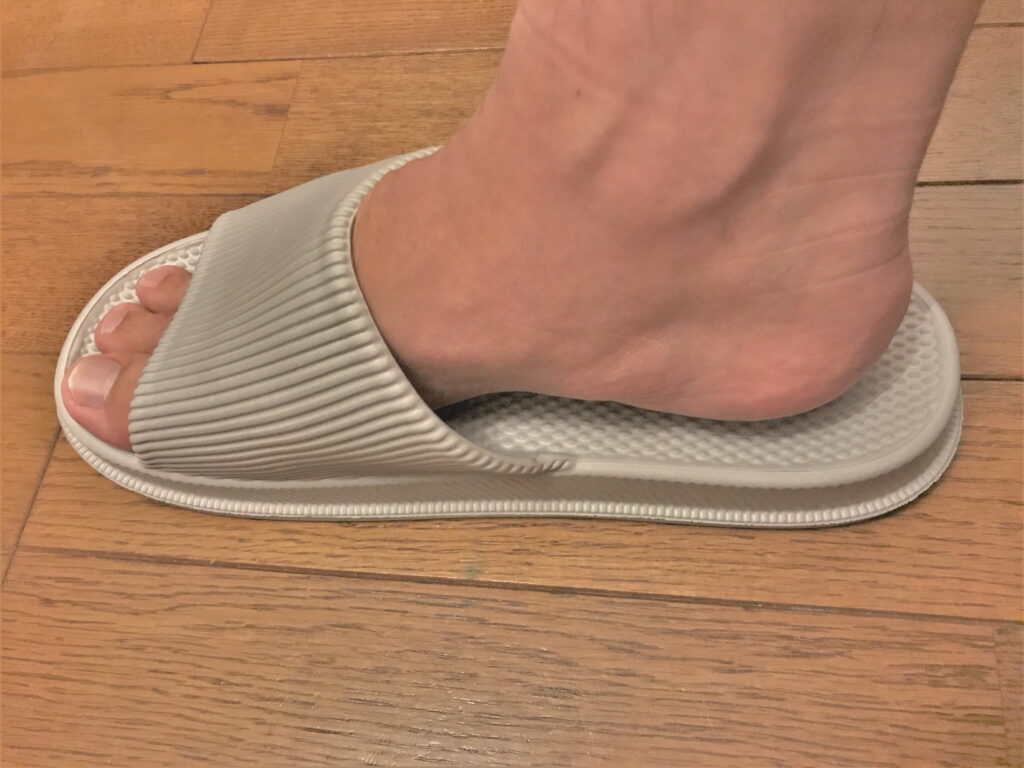 室内のフローリングで履いているサンダル