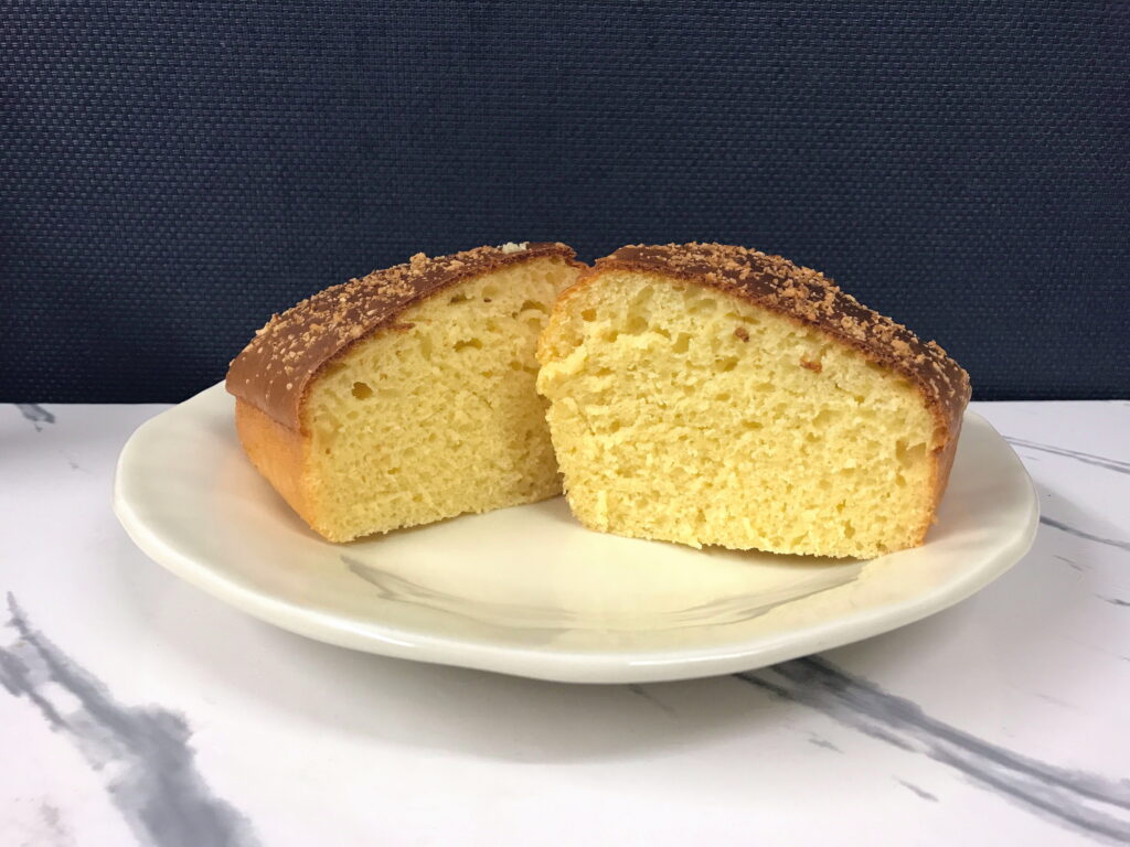 斜めに膨らんでしまった手作りパウンドケーキの断面