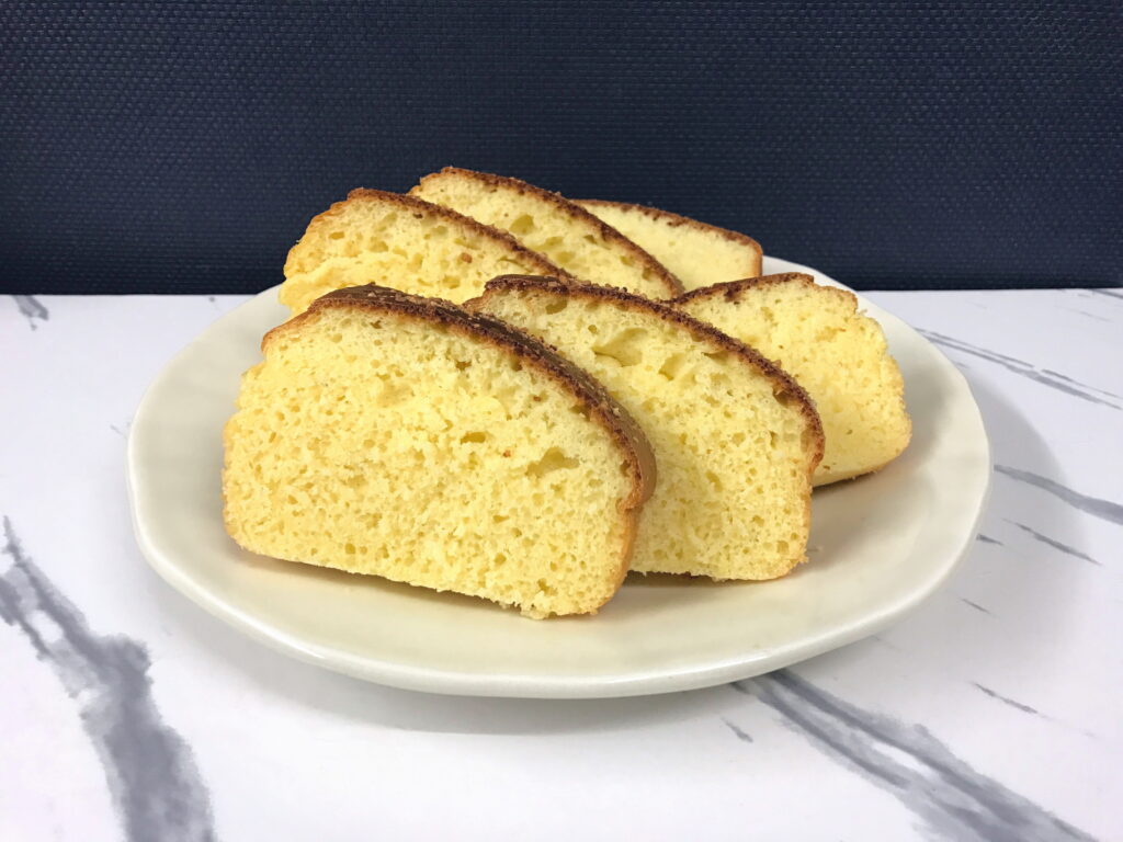 切ってお皿に盛りつけた手作りパウンドケーキ
