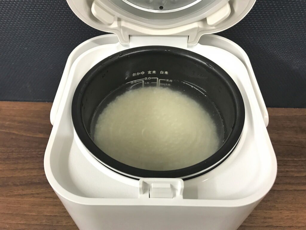小型の炊飯器でお米2合を炊く準備