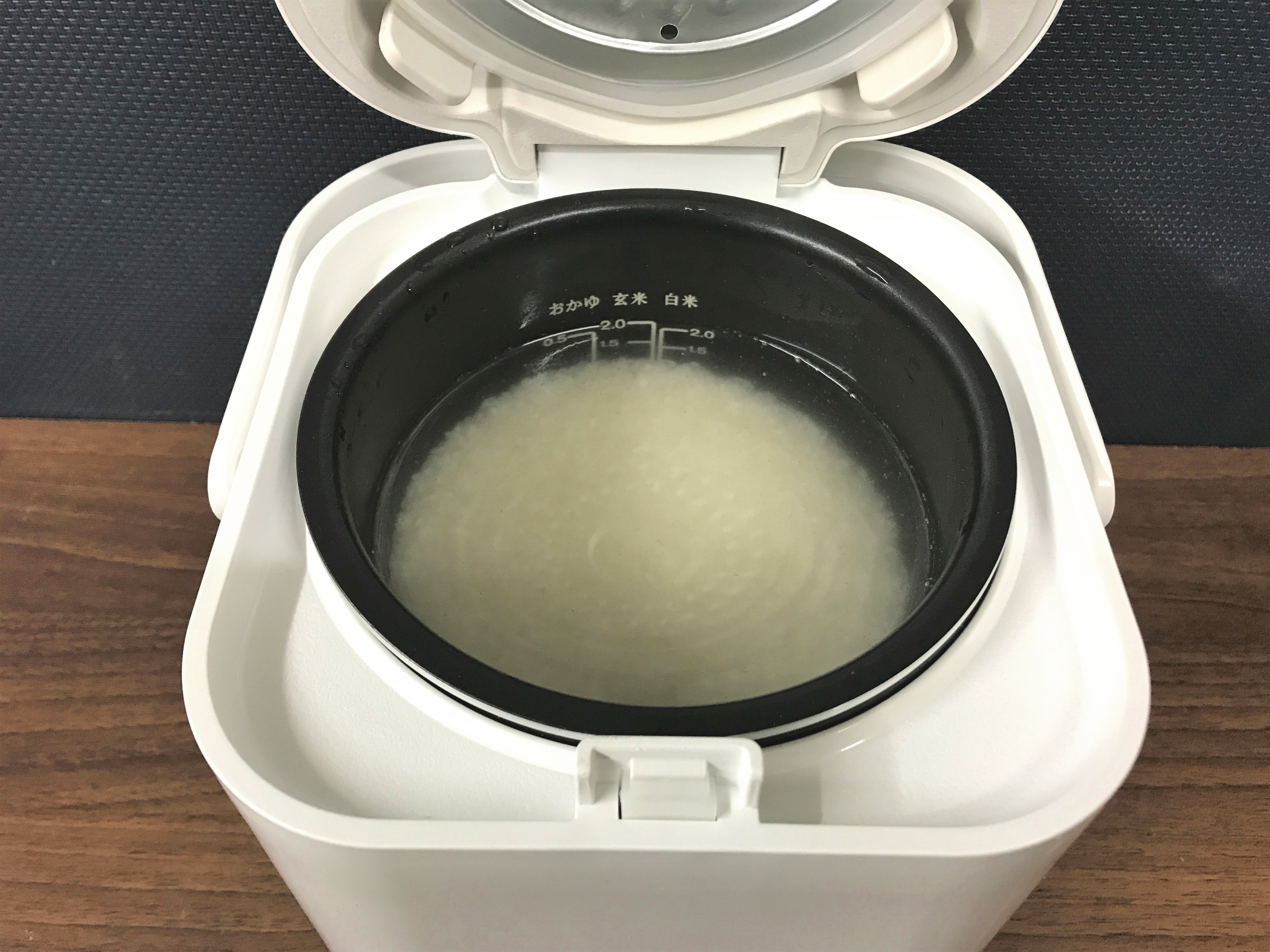 小型の炊飯器でお米2合を炊く準備