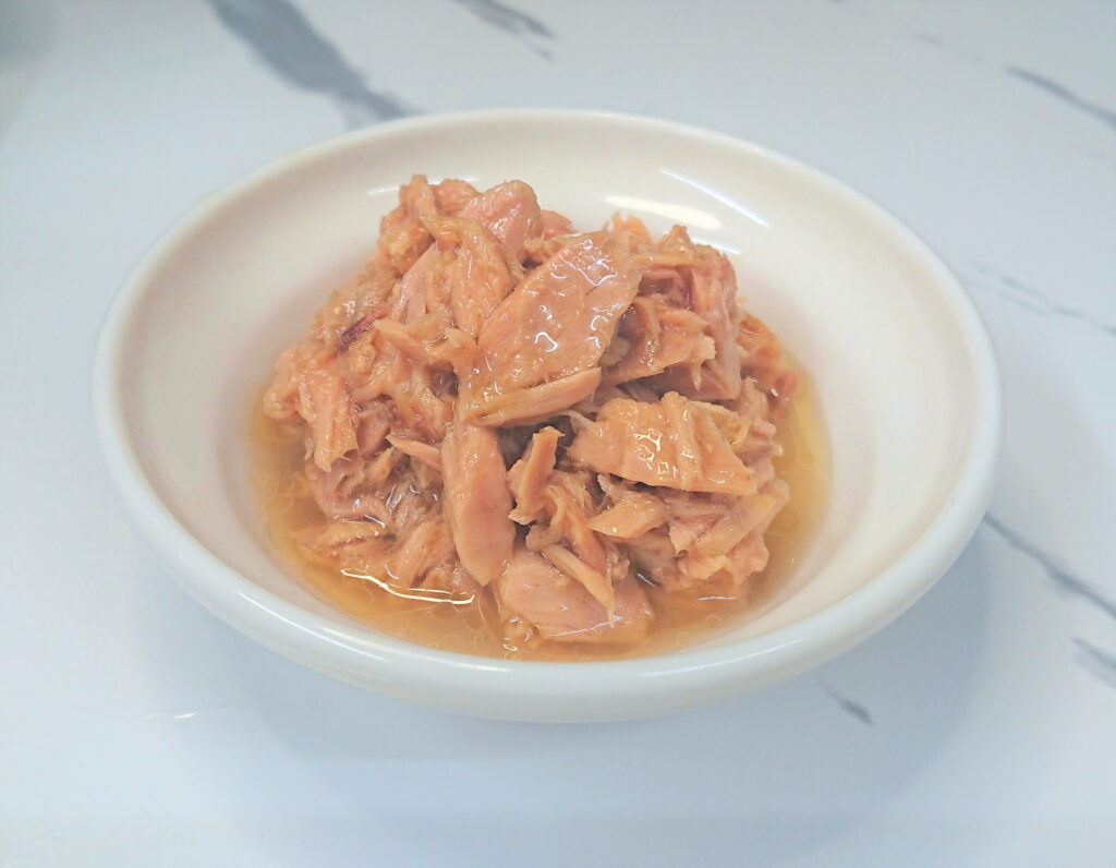 小皿に盛られたツナの缶詰