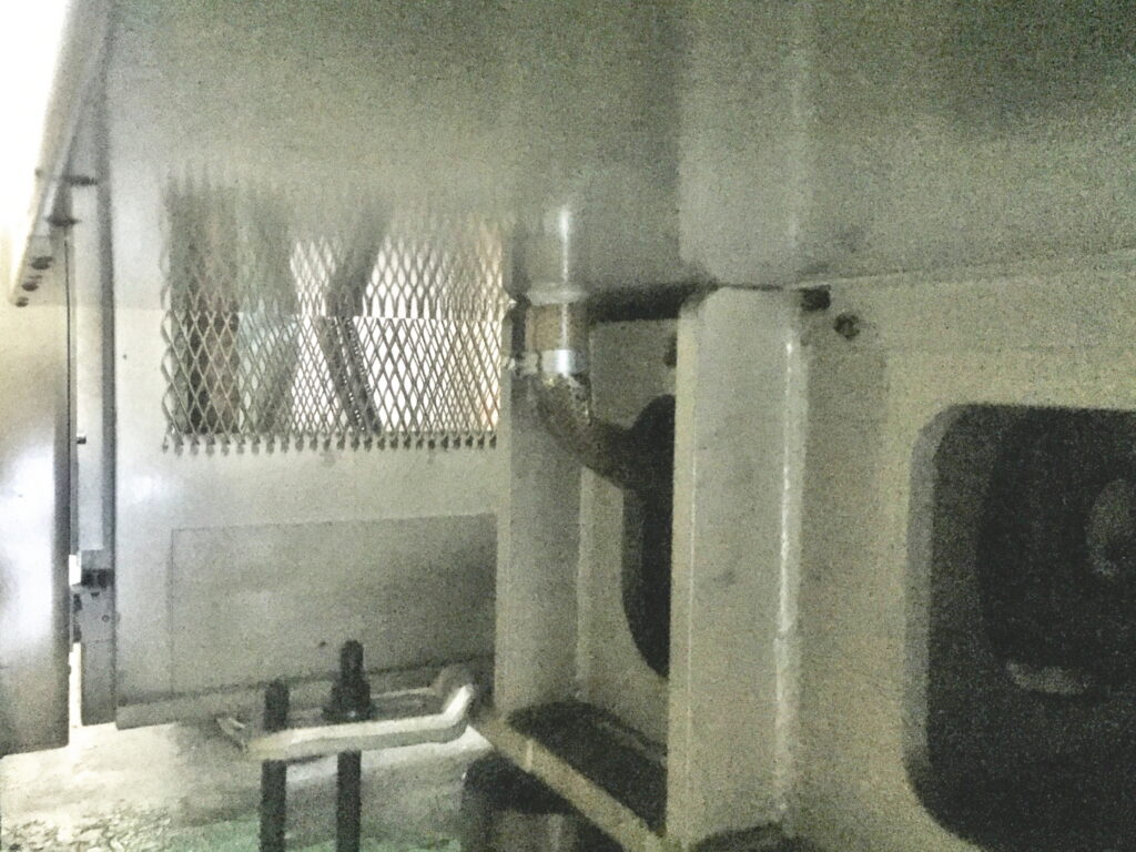 工作機械の下部にある廃油口