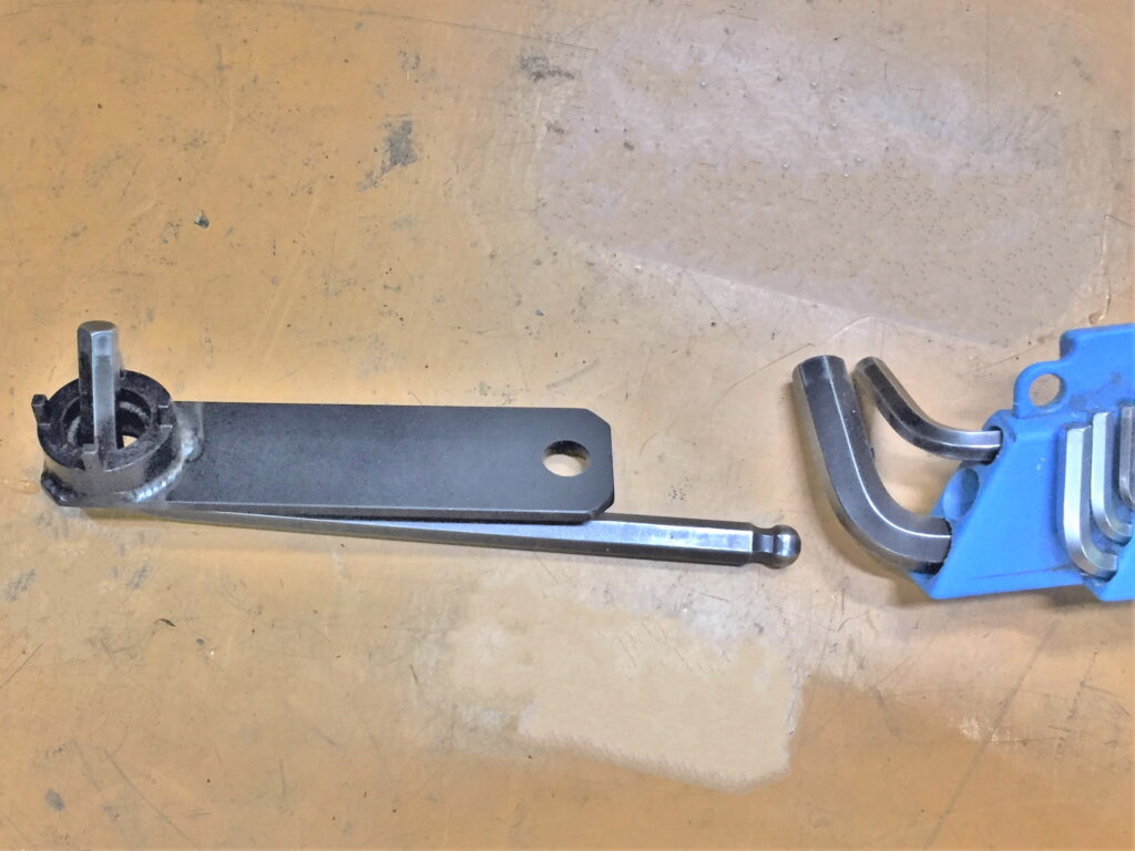 工具の取り付けに使う六角レンチとスパナ