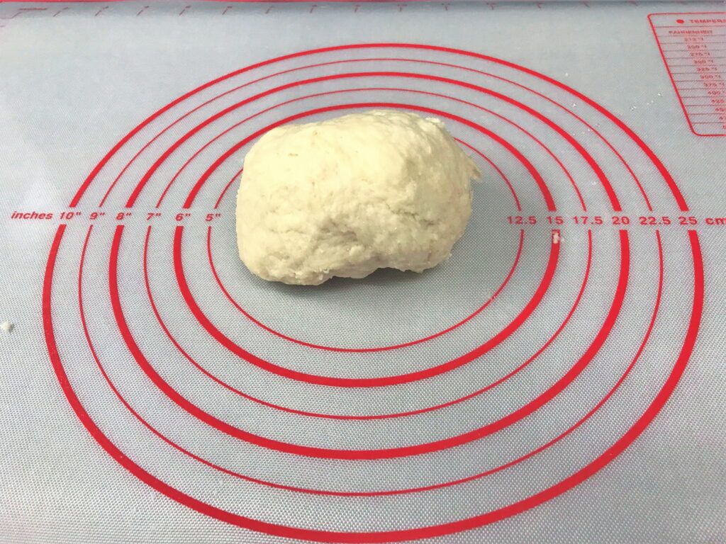 手でこねて丸まったパン生地