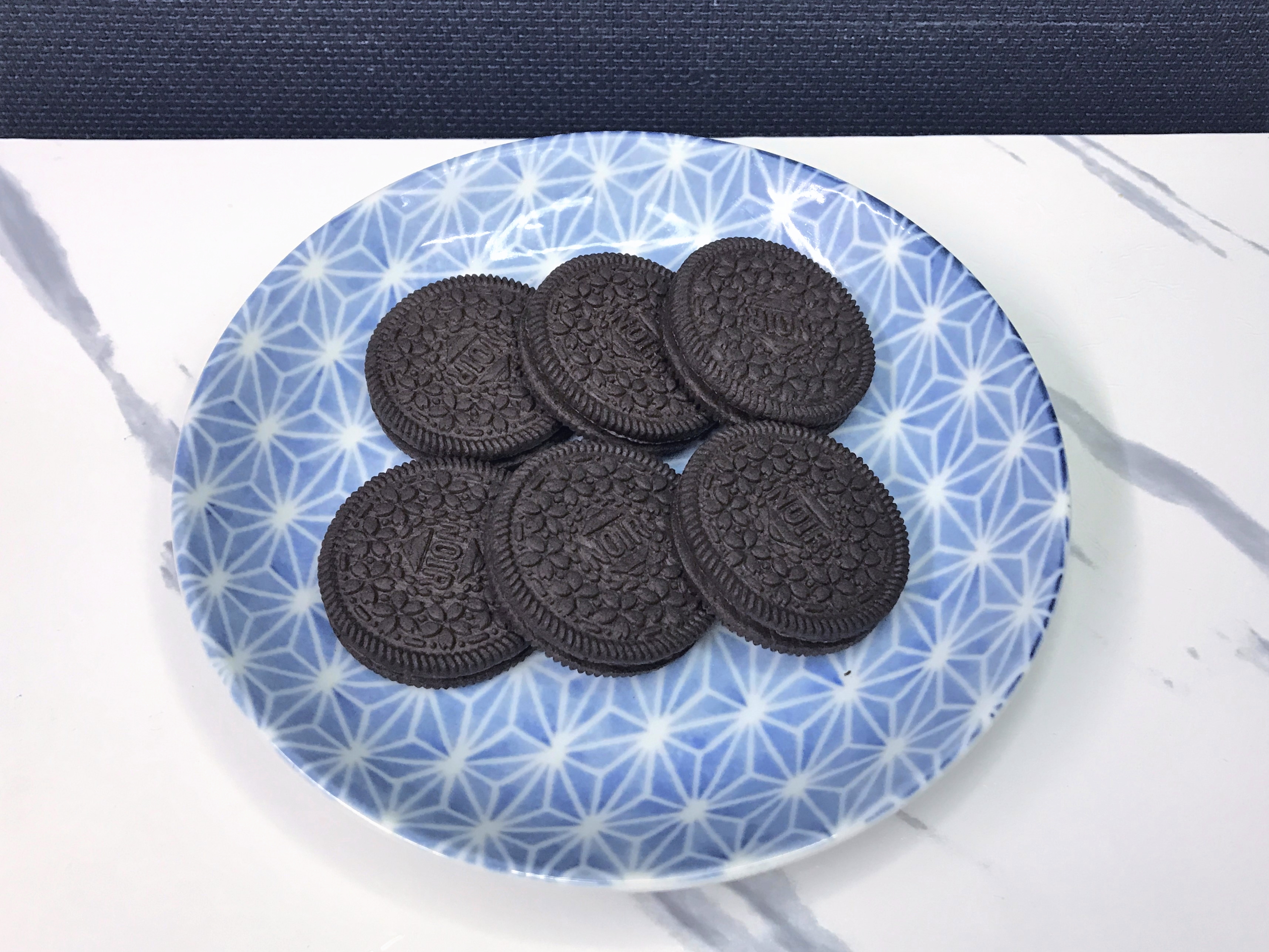 手作りバナナアイスに混ぜるビスケット