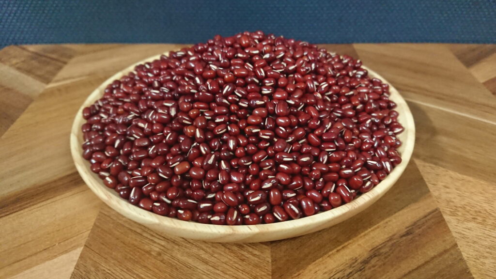 木製のお皿に盛られた小豆