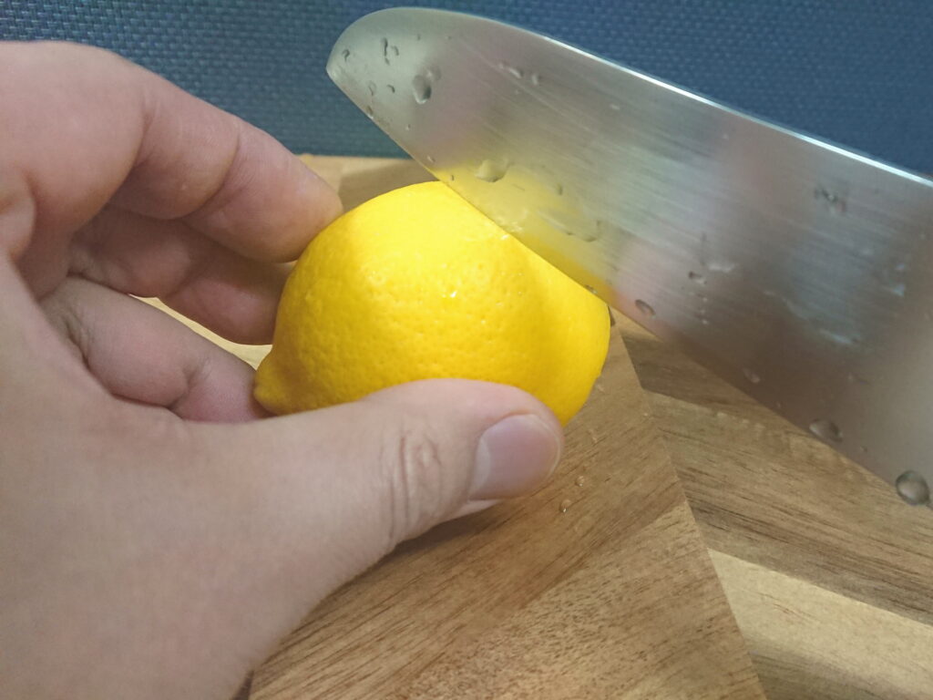 木製のまな板でレモンを切る