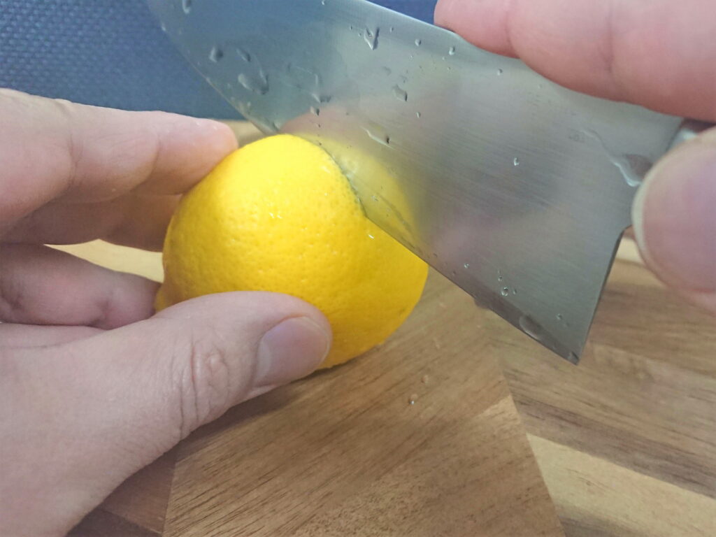 木製のまな板でレモンを切る02