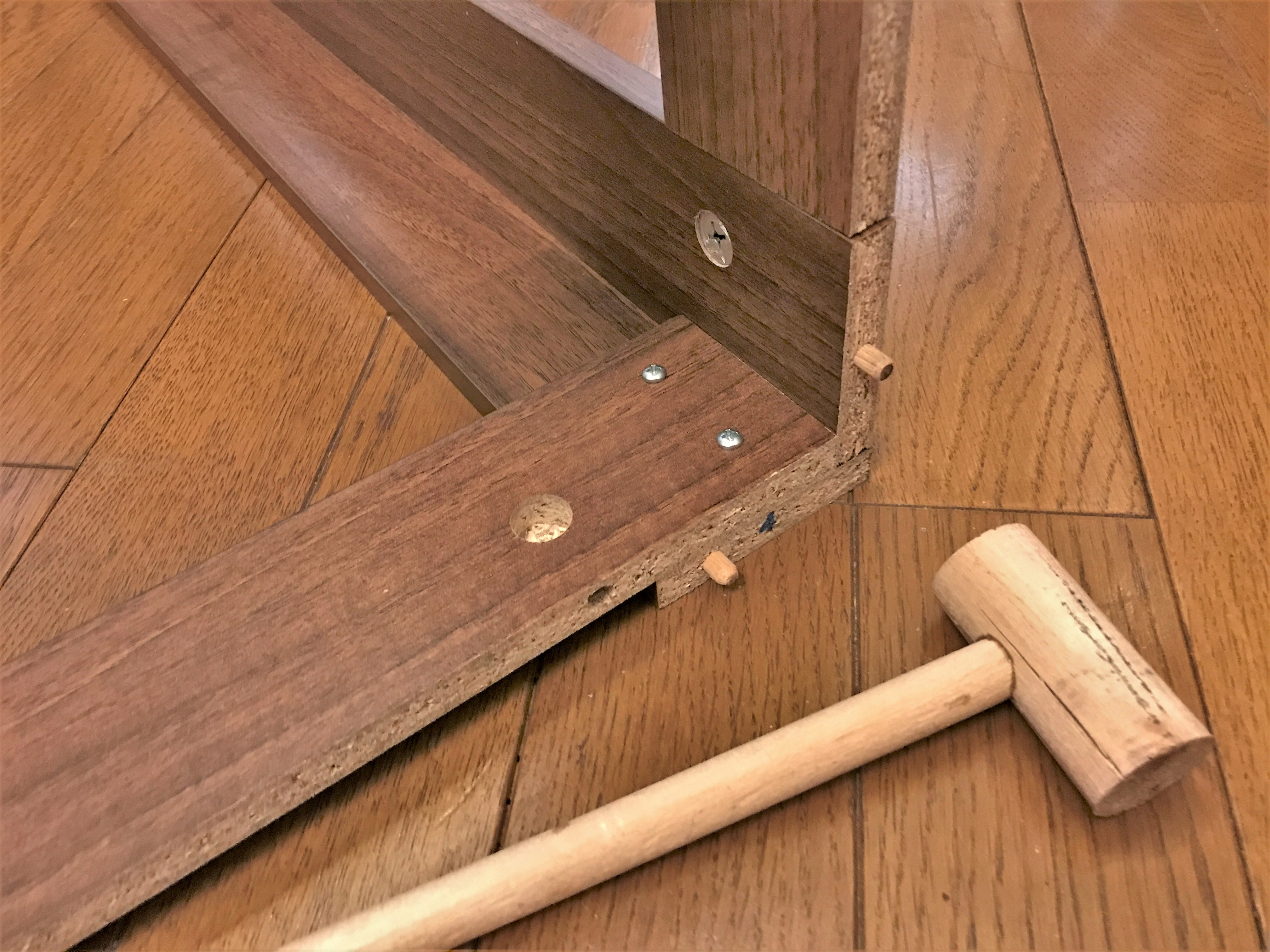 木製ハンマーを使って棚の組立作業