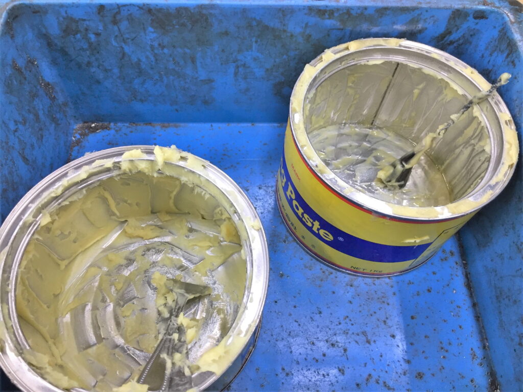 残り少ないタッピングペーストを湯煎で取りだし作業