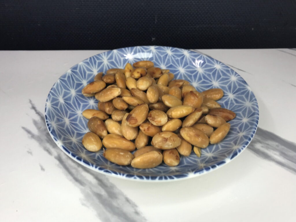 水に浸けた後に剥いたアーモンド