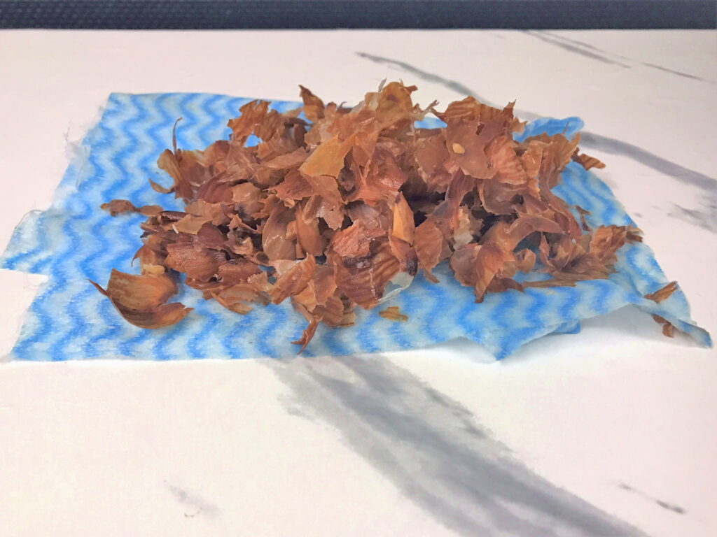 水に浸けた後に剥いたアーモンドの皮