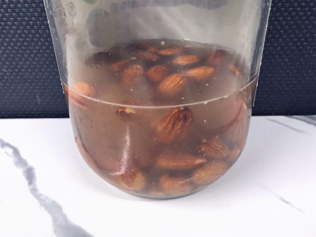 水に浸けられたアーモンドーモンド
