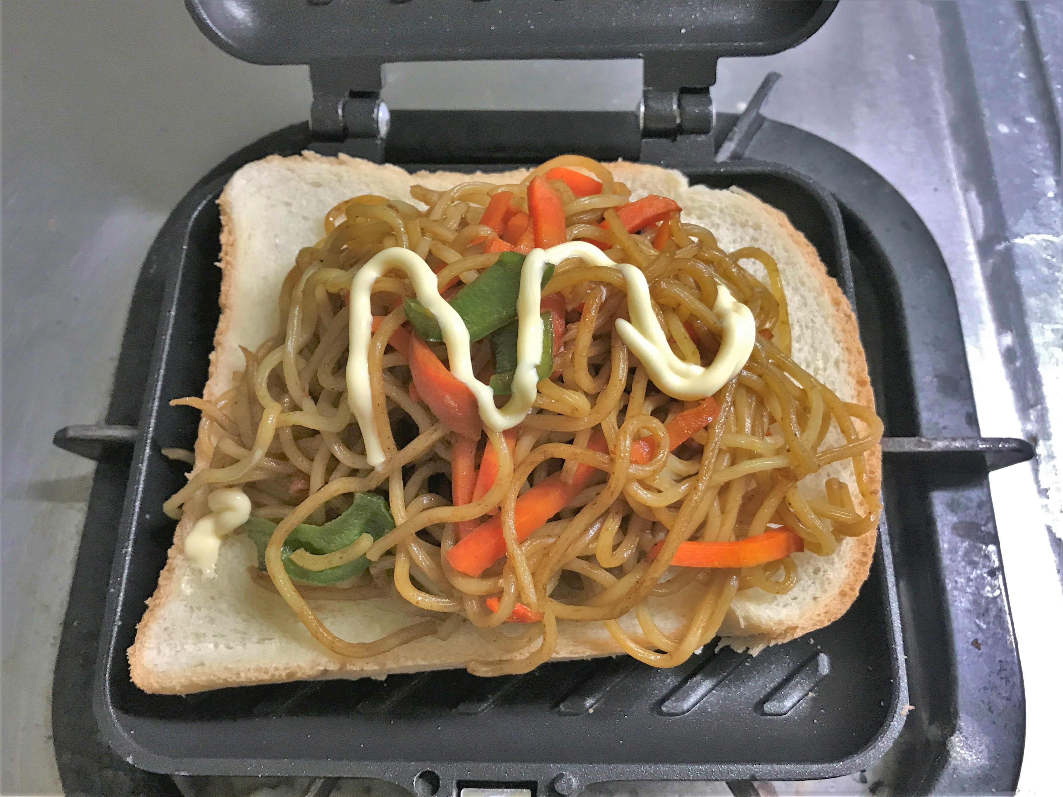 焼きそばの手作りホットサンド