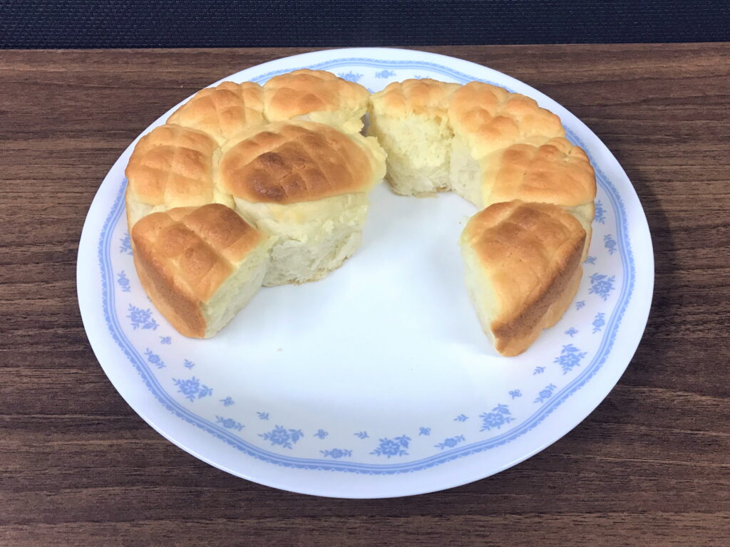 焼きたての手作りメロンパンの焼け具合の確認