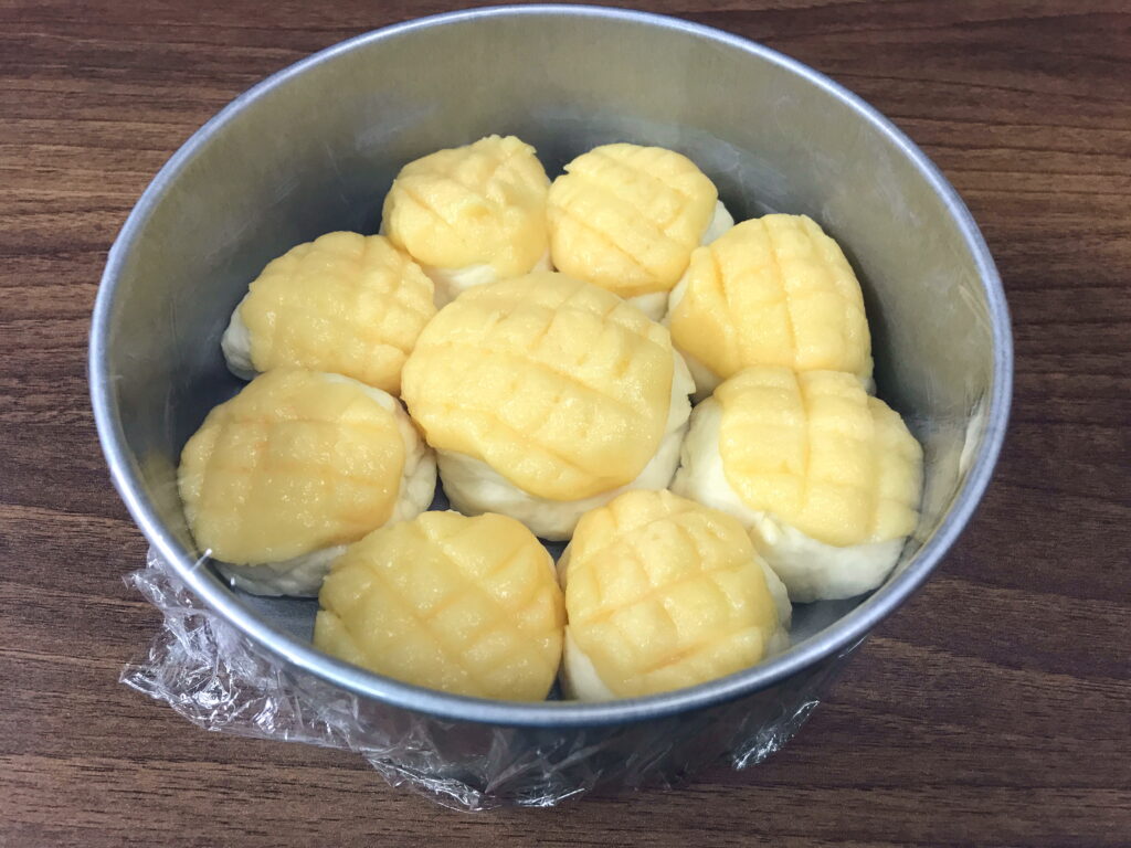 焼き型に入れたパン生地にラップをして二次発酵の準備