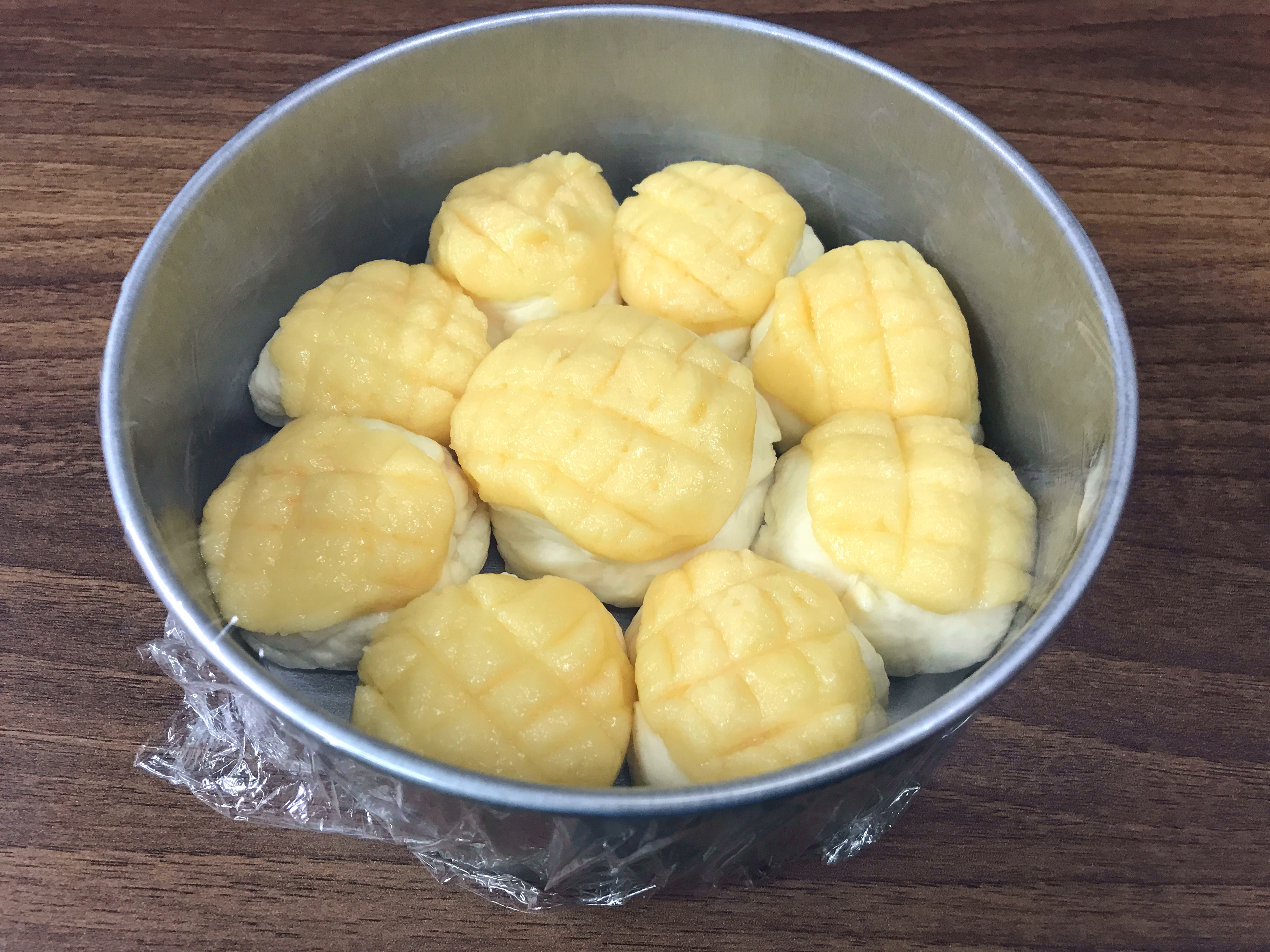 焼き型に入れたパン生地にラップをして二次発酵