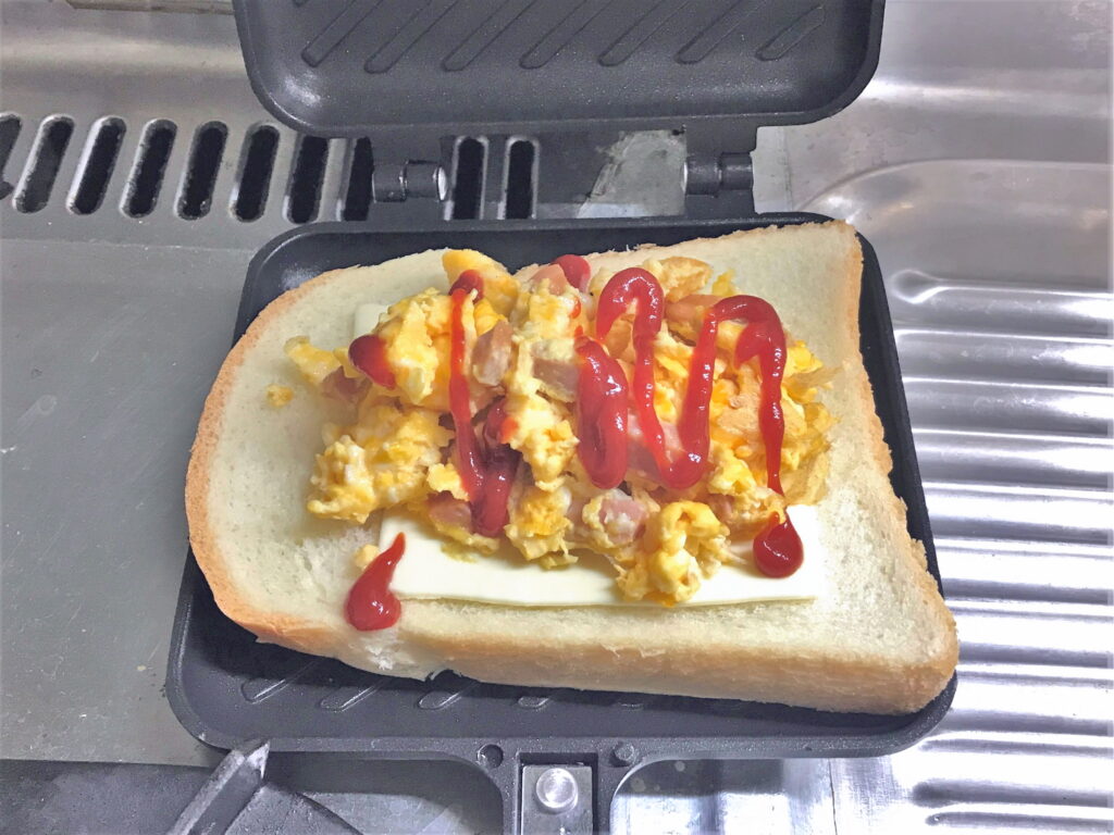 玉子焼きとチーズとハムの手作りホットサンド