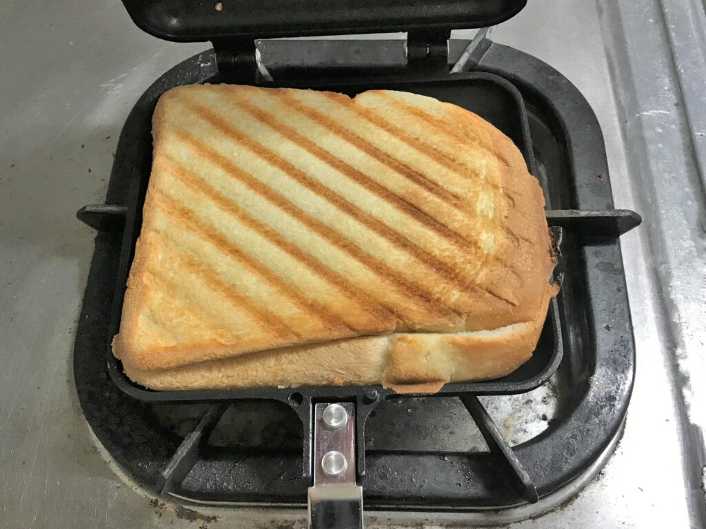 玉子焼きとチーズとハムの手作りホットサンド02