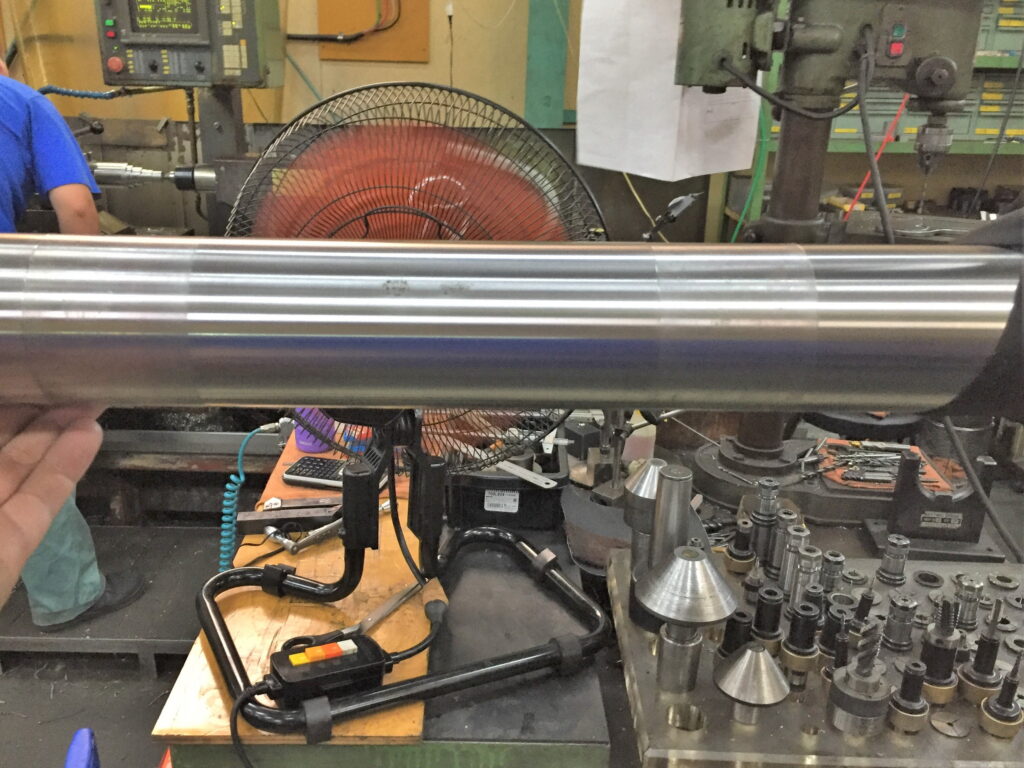 研磨加工面についている錆の確認作業