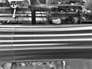 研磨加工面についている錆の確認作業02(モノクローム)