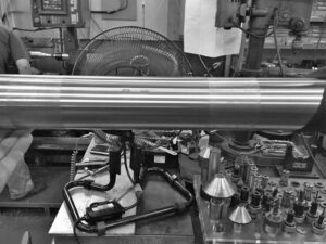 研磨加工面についている錆の確認作業(モノクローム)