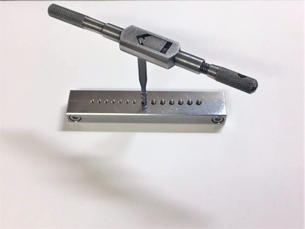 端材とタップハンドルを使って小径タップの練習