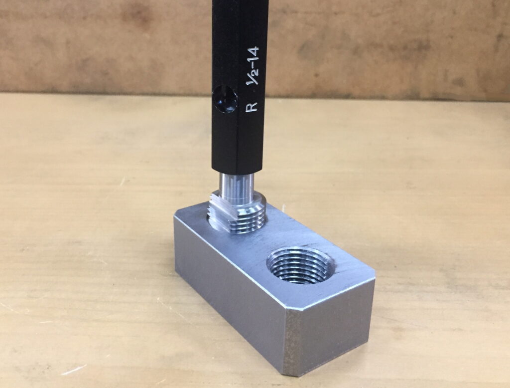 管用ねじR1/2のゲージの測定作業