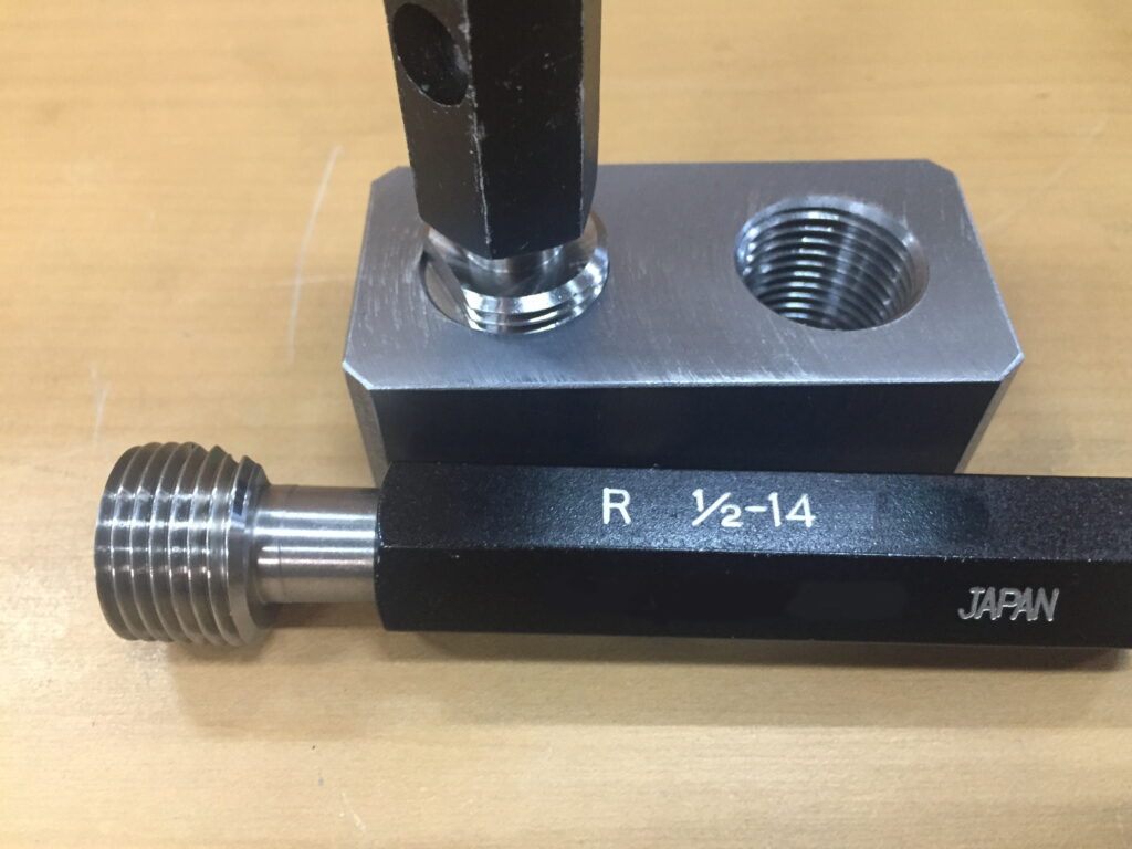 管用ねじゲージの測定用治具を使ってPT1/2とR1/2の違いの確認