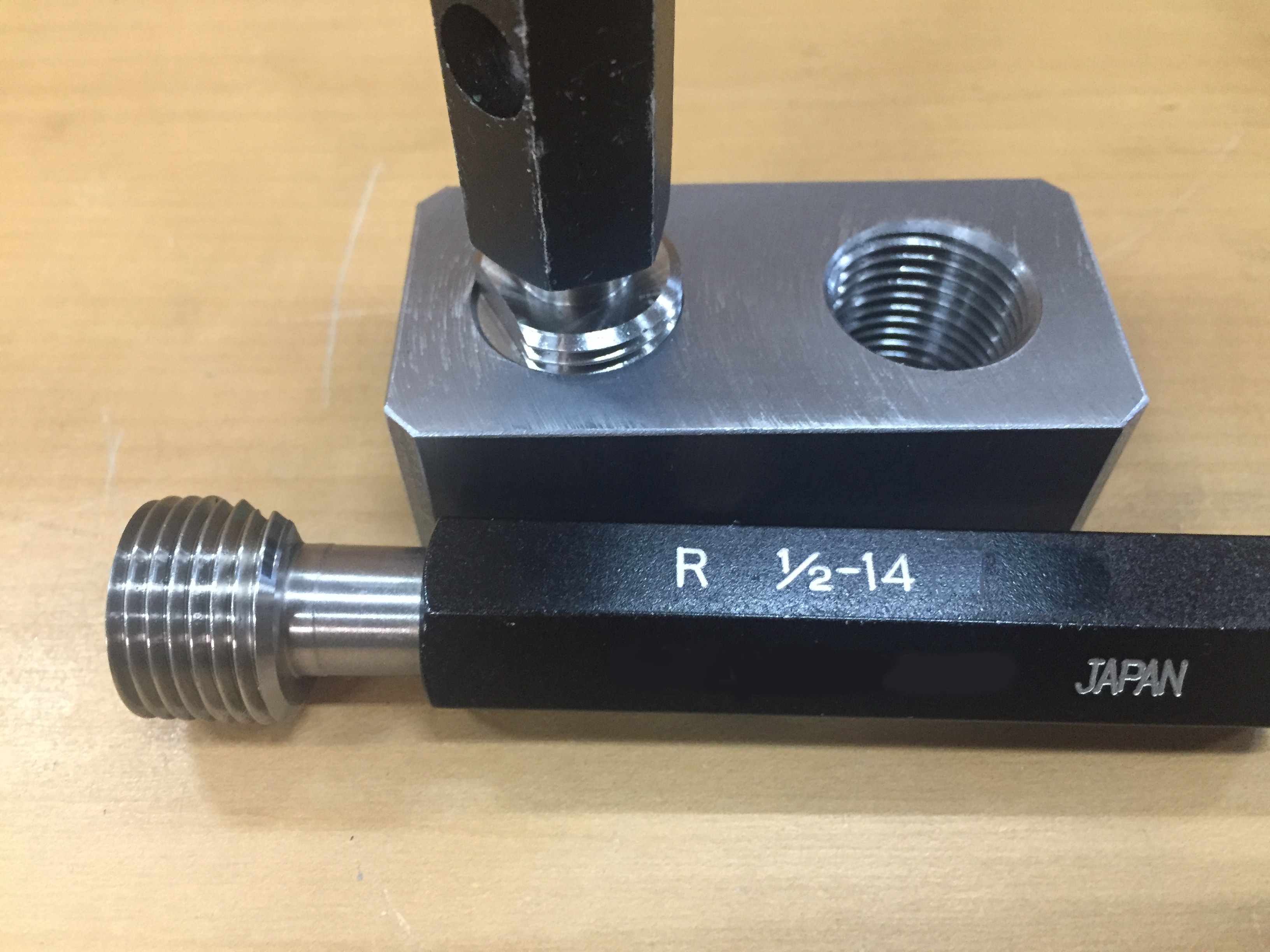 管用ねじゲージの測定用治具を使ってPT1-2とR1-2の違いの確認