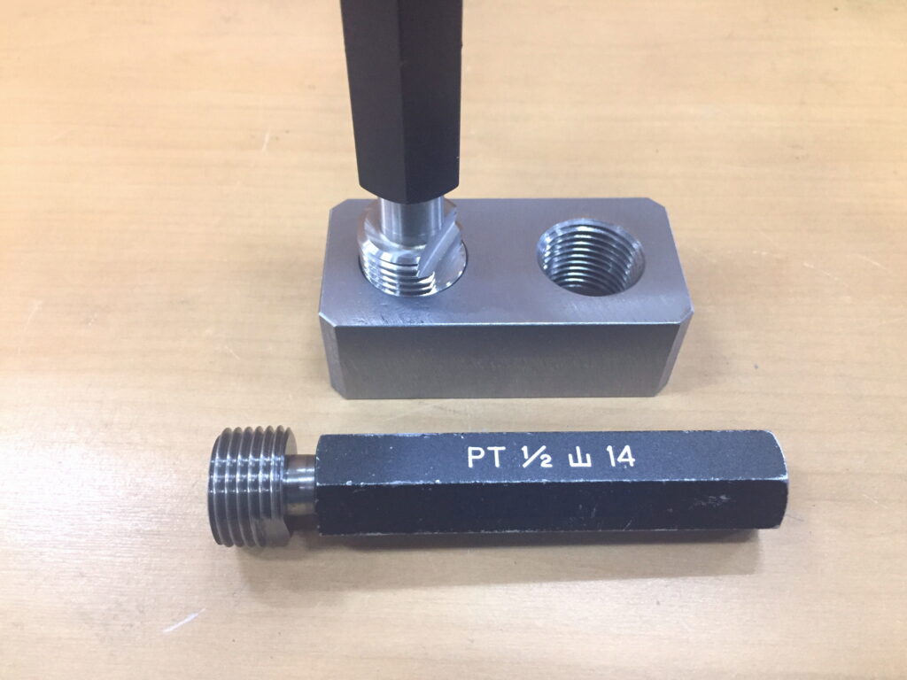 管用ねじゲージの測定用治具を使ってPT1/2とR1/2の違いの確認02