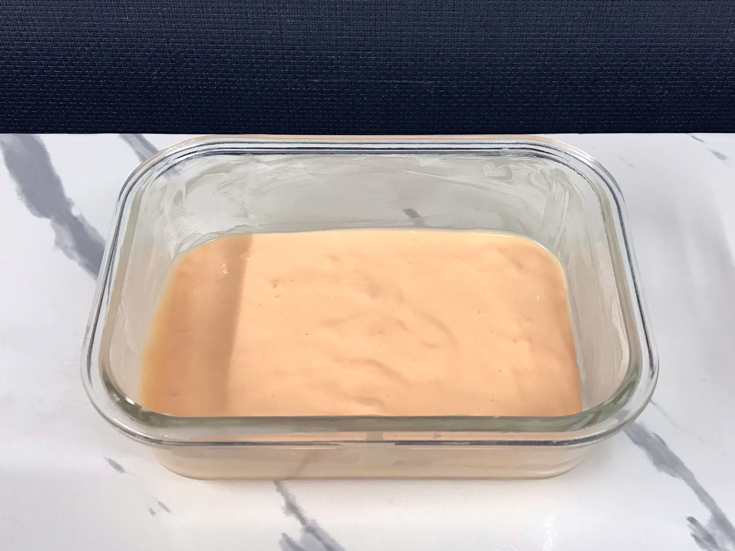 耐熱容器に入れられたパンケーキの生地