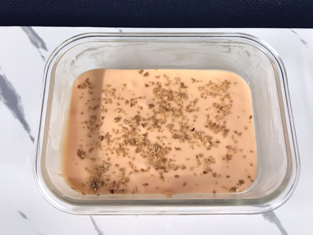 耐熱容器に入れられたパウンドケーキの生地02