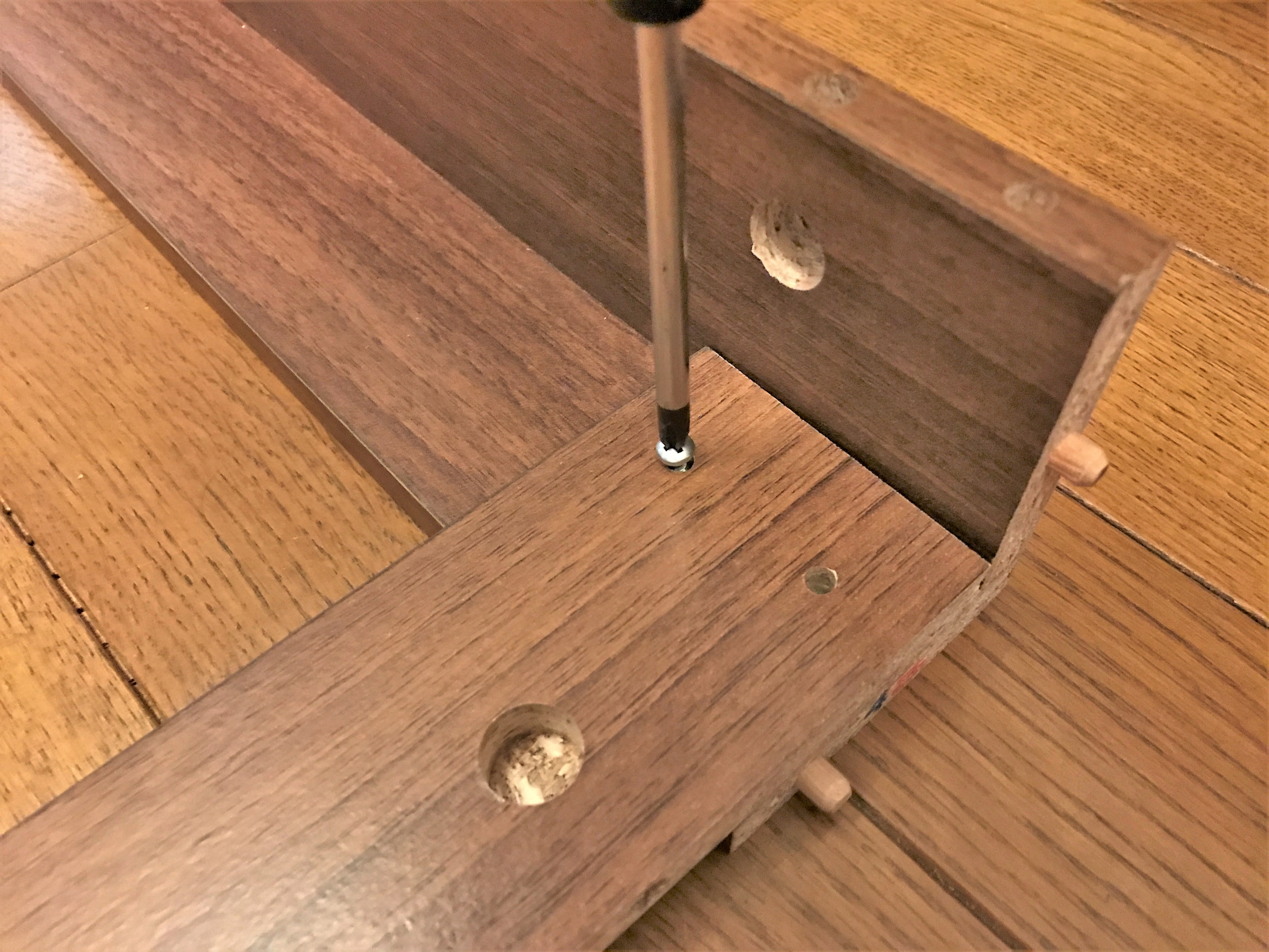 自宅でプラスドライバーを使って棚の組立作業