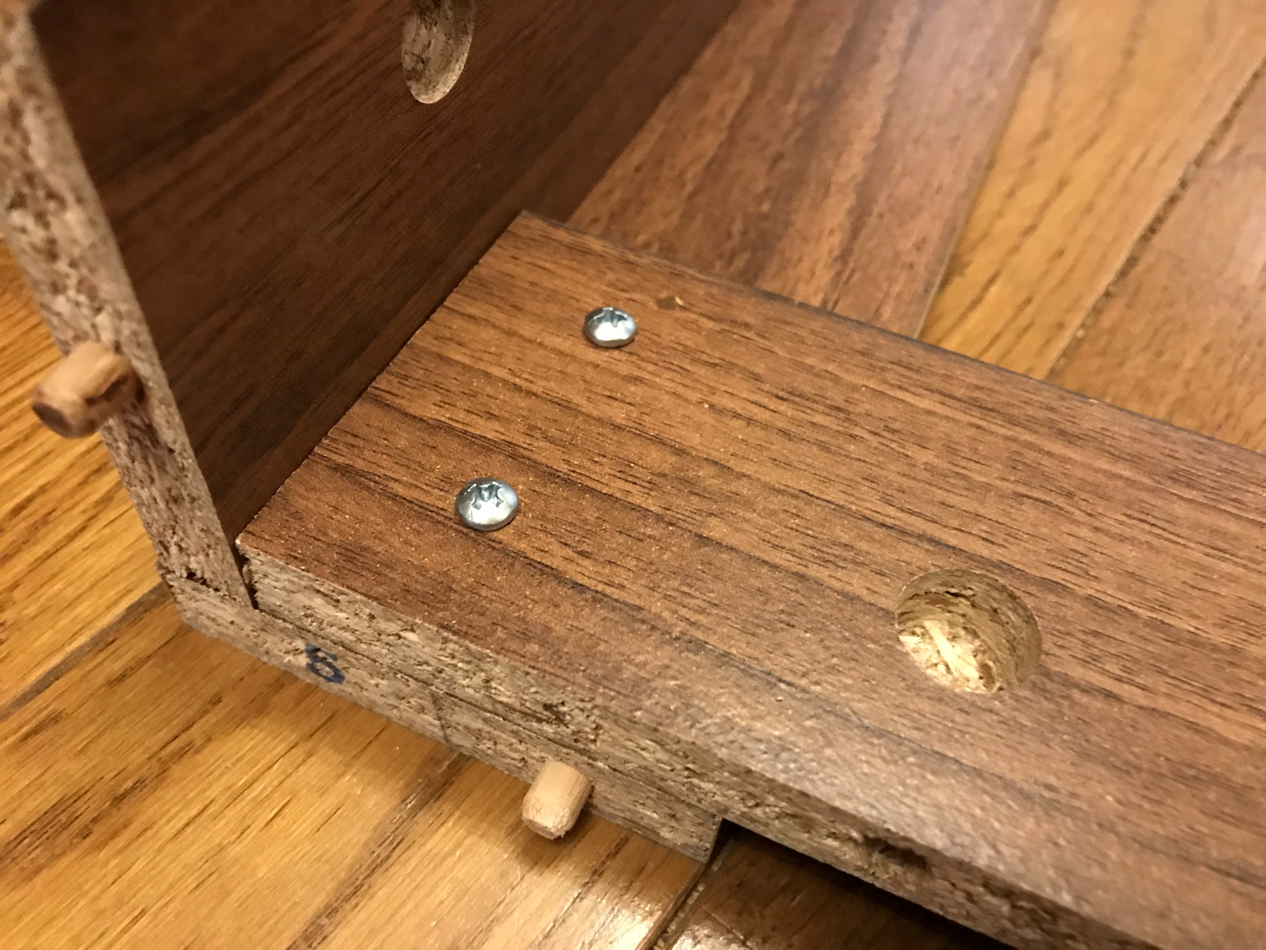 自宅でプラスドライバーを使って棚の組立作業02