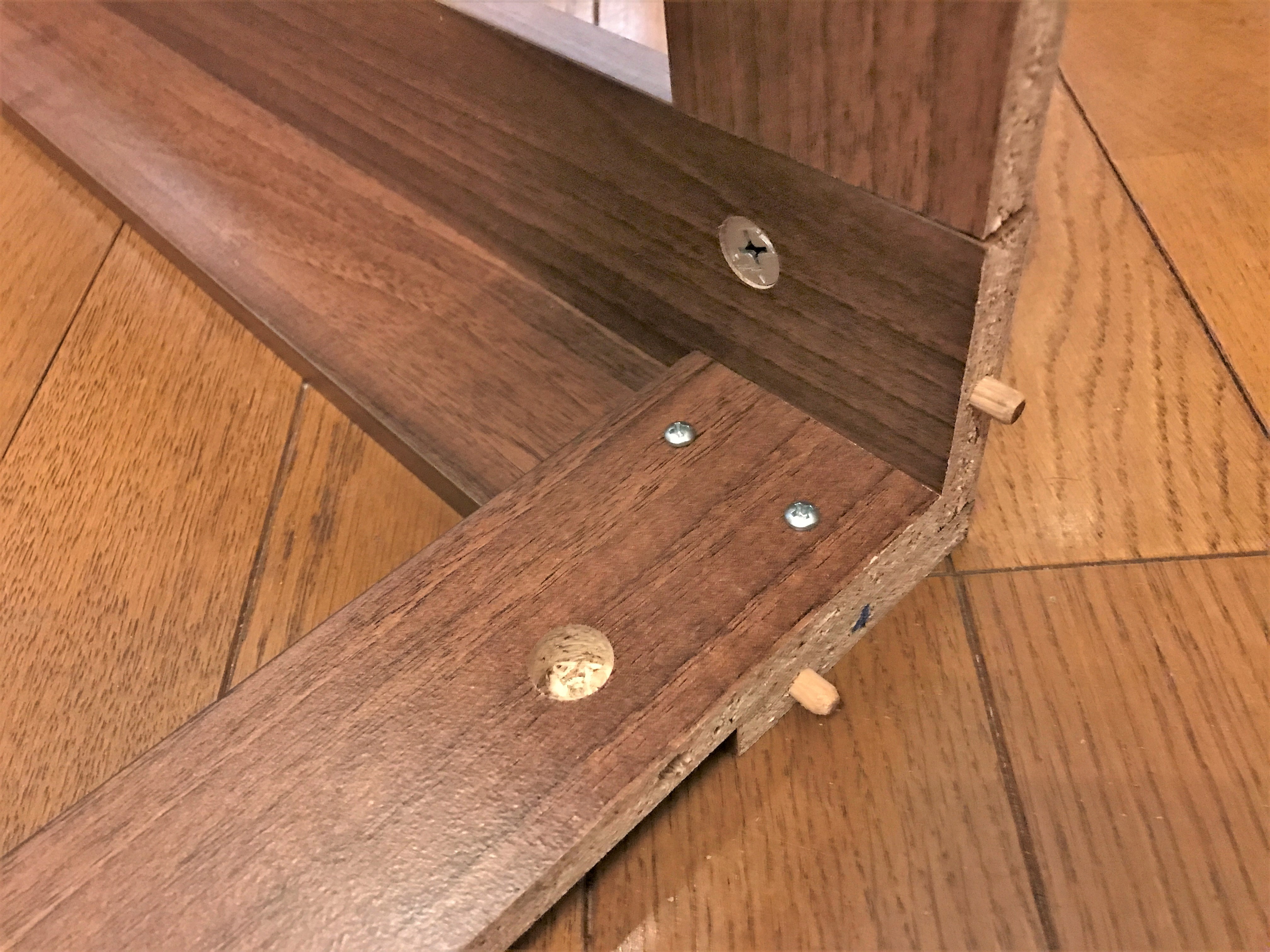 自宅でプラスドライバーを使って棚の組立作業03