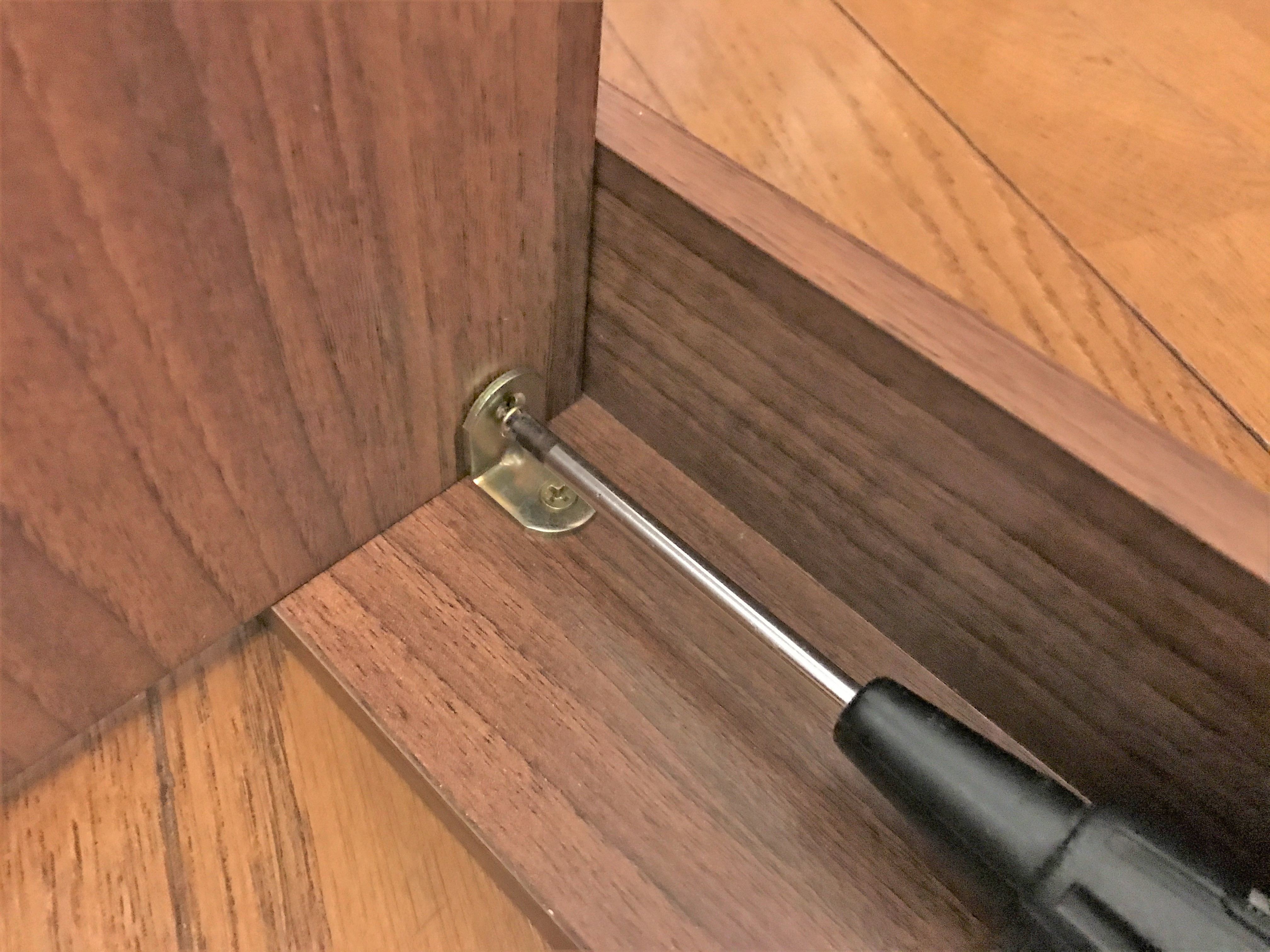自宅でプラスドライバーを使って棚の組立作業04