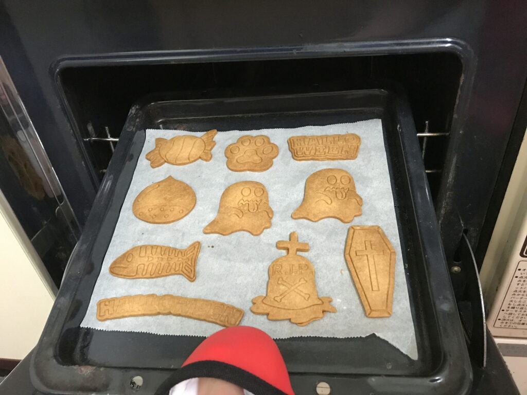 自宅のオーブンで焼いたハロウィン用クッキー