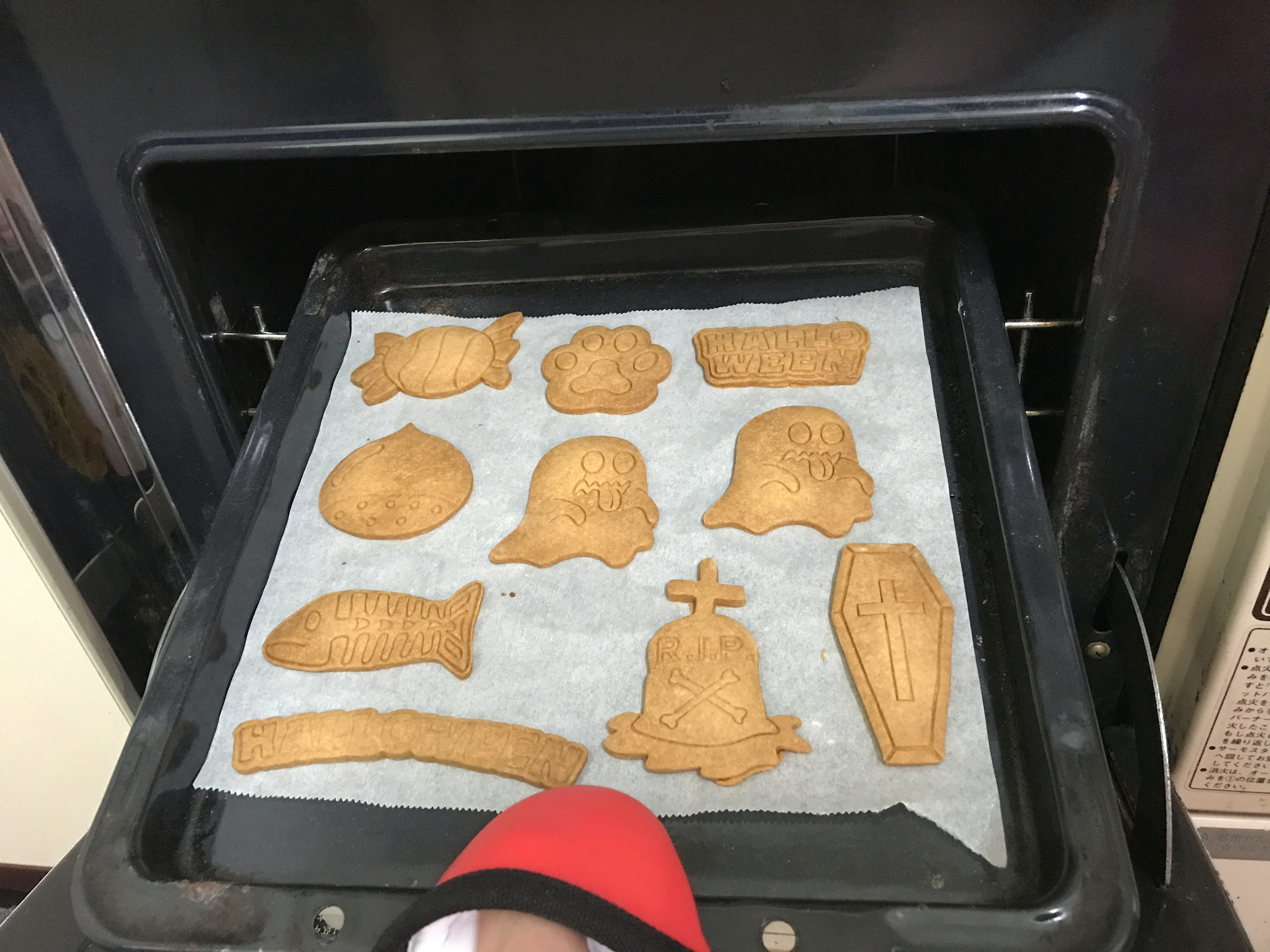 自宅のオーブンで焼いたハロウィン用クッキー