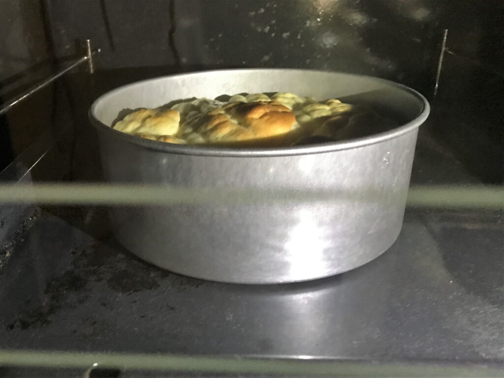 自宅のオーブンで焼いているメロンパン
