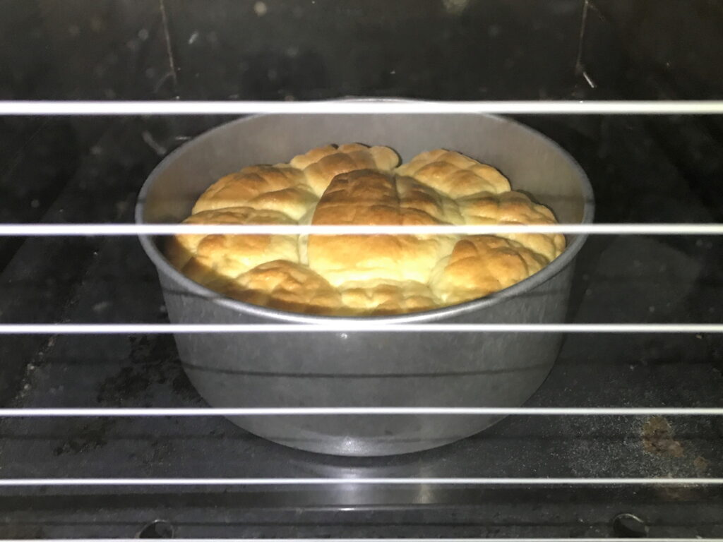 自宅のオーブンで焼いているメロンパン02