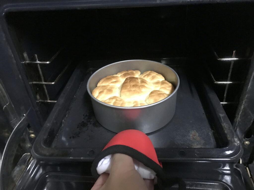 自宅のオーブンで焼きあがったメロンパンを取り出す
