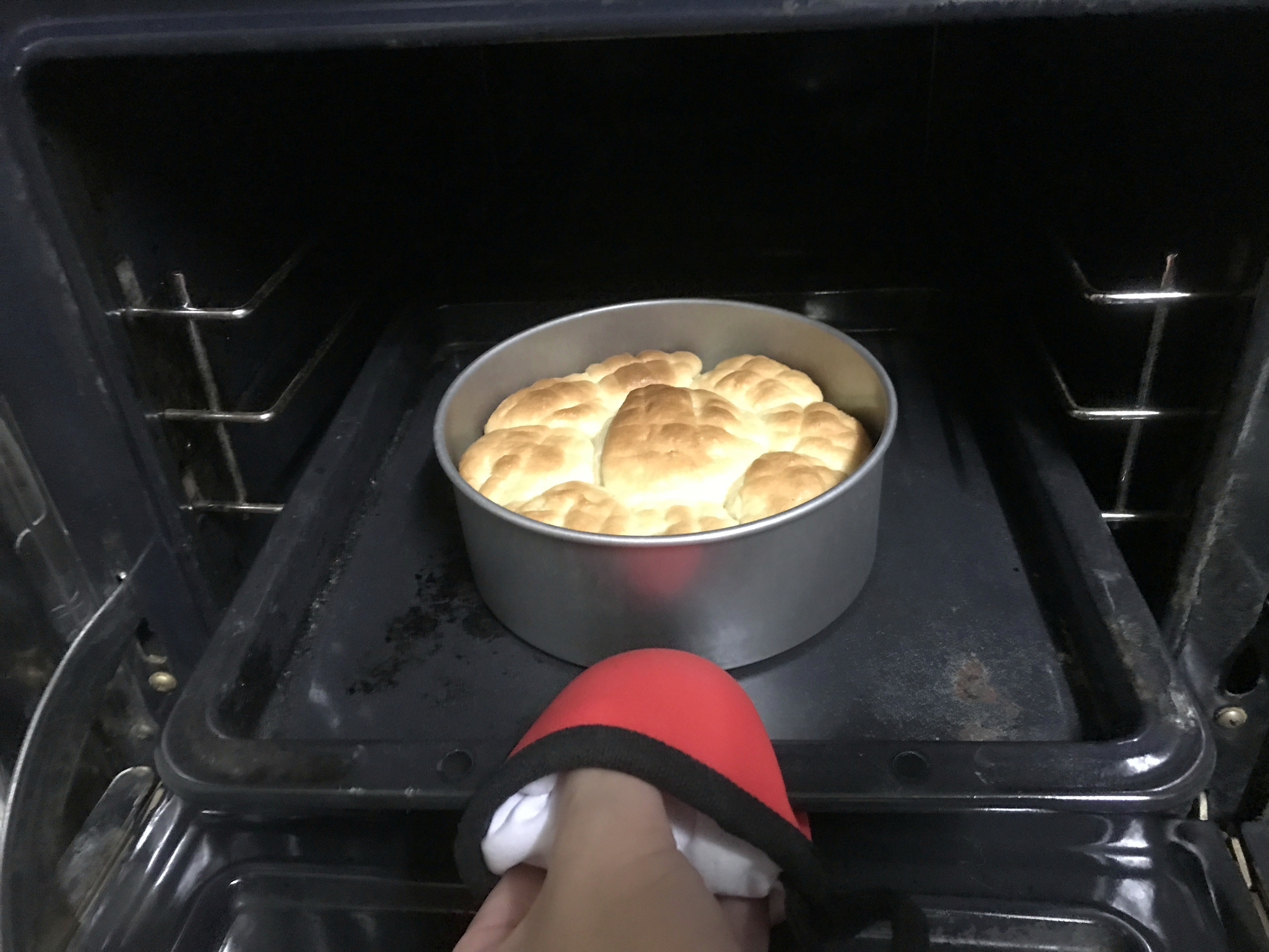 自宅のオーブンで焼きあがったメロンパンを取り出す