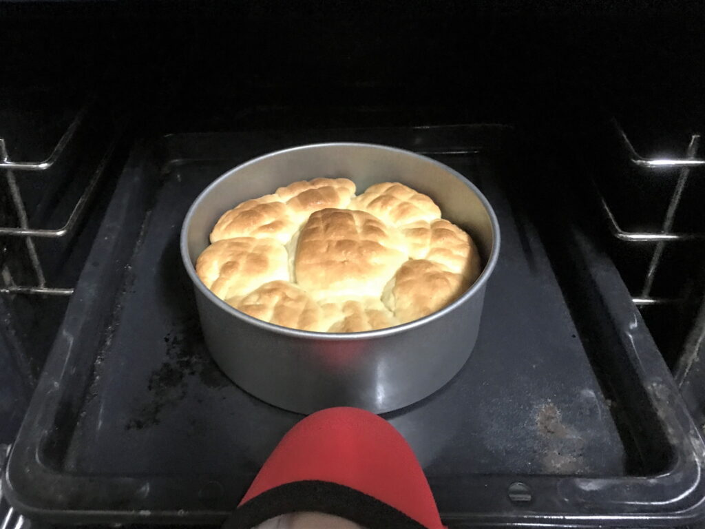 自宅のオーブンで焼きあがったメロンパンを取り出す02