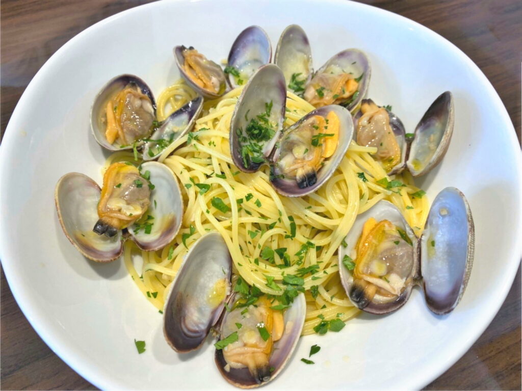 貝の旨味がたっぷりと詰まったボンゴレビアンコのパスタ