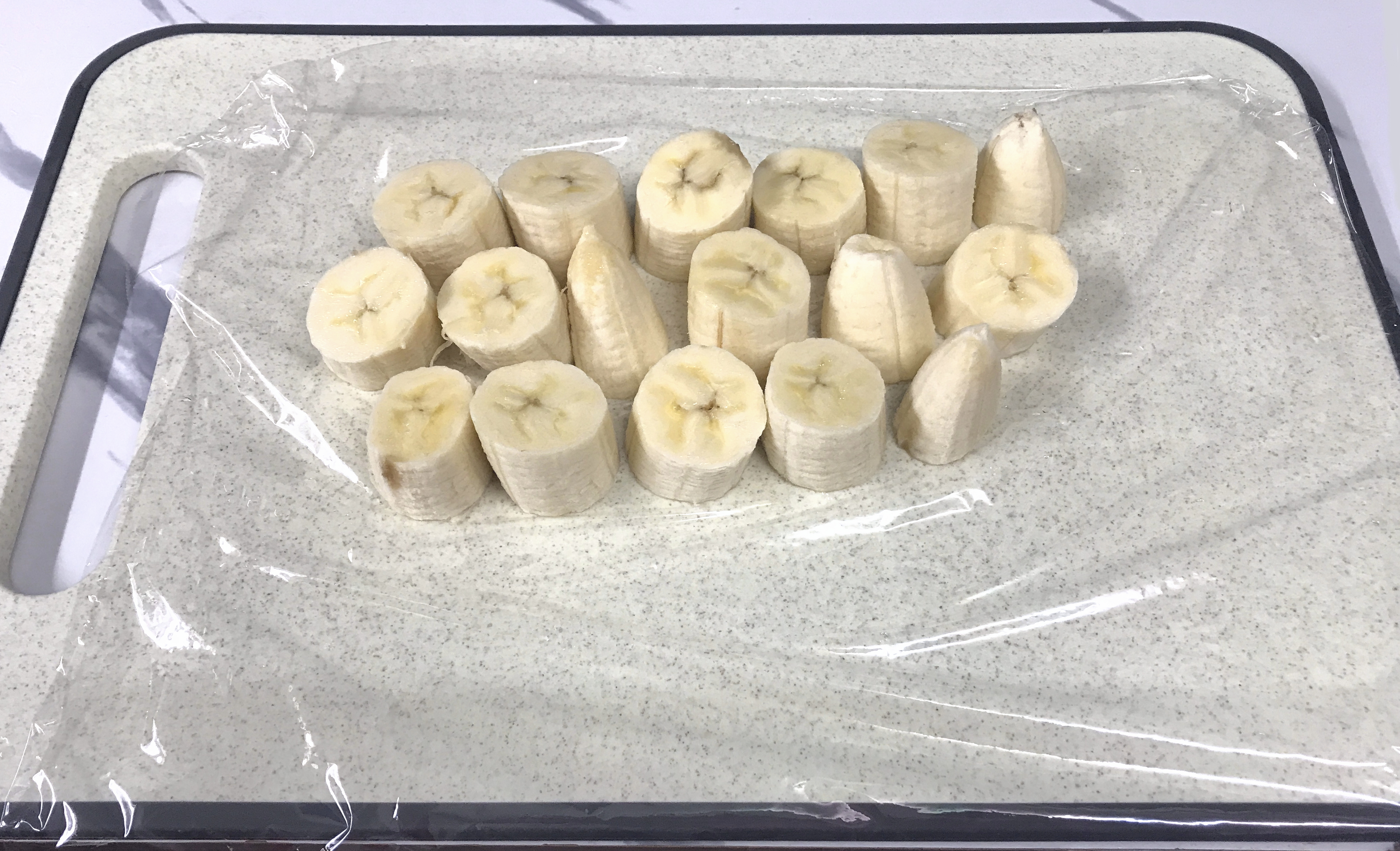 輪切りにしたバナナをラップで包む