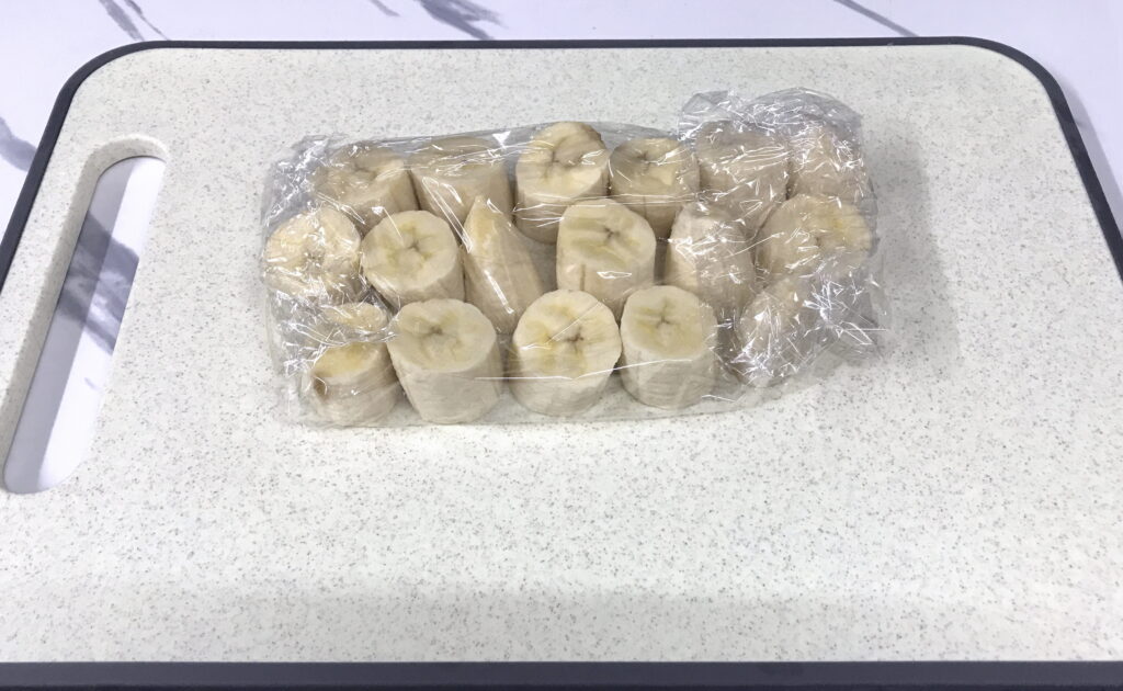 輪切りにしてラップに包んだバナナ