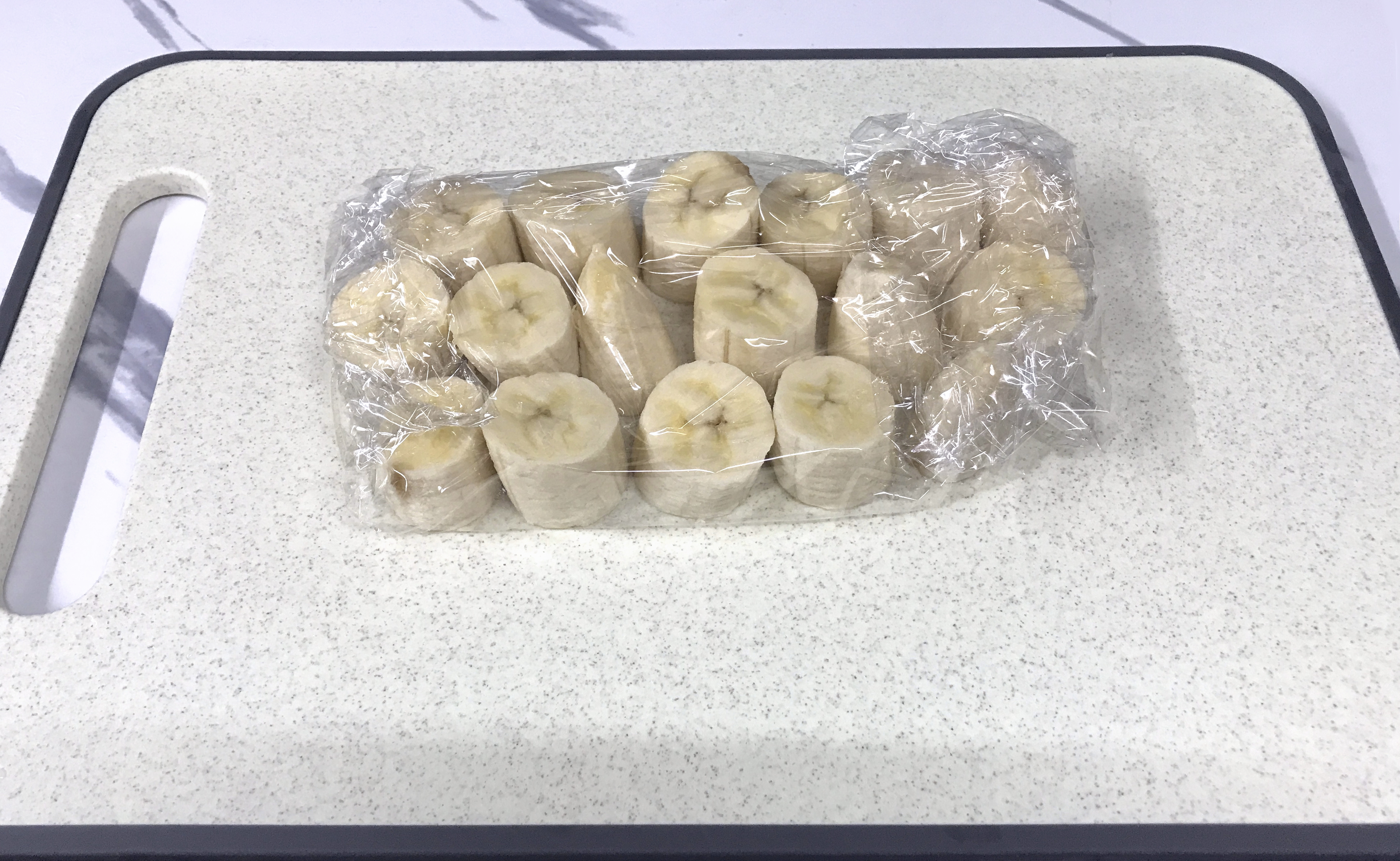 輪切りにしてラップに包んだバナナ